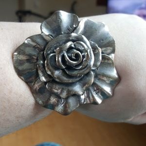 Metal flower clamper